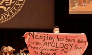 【关注】欠我们一个道歉！中国留学生毕业典礼高举横幅